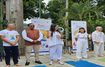 En colaboracion con la Alcaldia de El Hatillo, la Embajada de la India, Caracas, realizo una sesion de Yoga en la Plaza Bolivar que conto con la participacion de aproximadamente 150 entusiastas del Yoga para conmemorar el segundo aniversario de las clases de Yoga semanales que organiza la Alcaldia de El Hatillo.